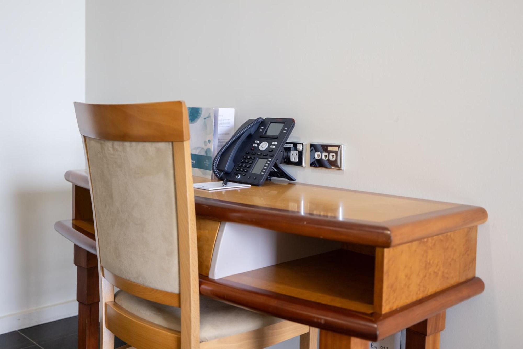 มินดิล บีช กาสิโน แอนด์ รีสอร์ต Hotel ดาร์วิน ภายนอก รูปภาพ A desk with a telephone