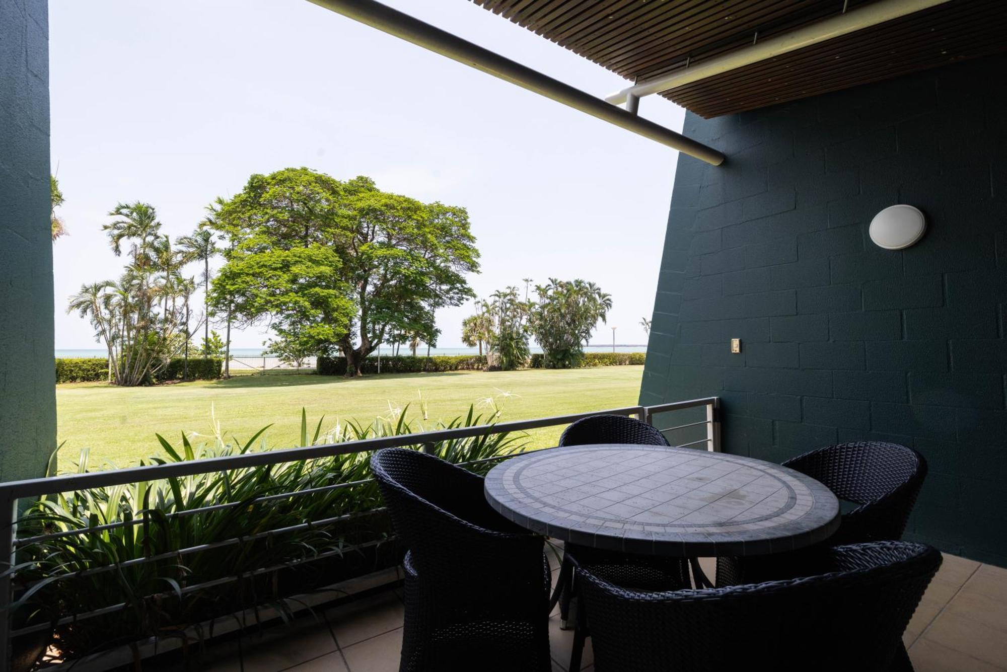 มินดิล บีช กาสิโน แอนด์ รีสอร์ต Hotel ดาร์วิน ภายนอก รูปภาพ A balcony at the hotel