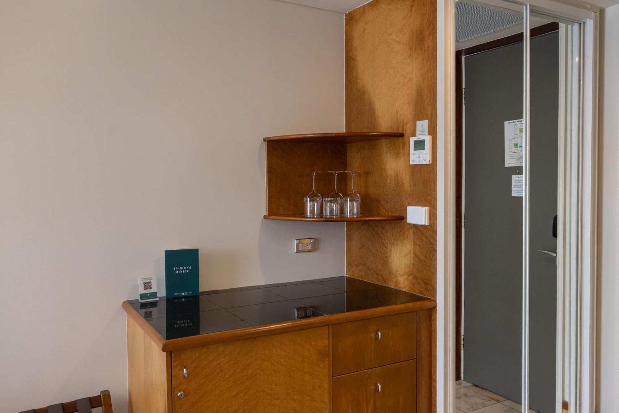มินดิล บีช กาสิโน แอนด์ รีสอร์ต Hotel ดาร์วิน ภายนอก รูปภาพ A kitchenette in a hotel room