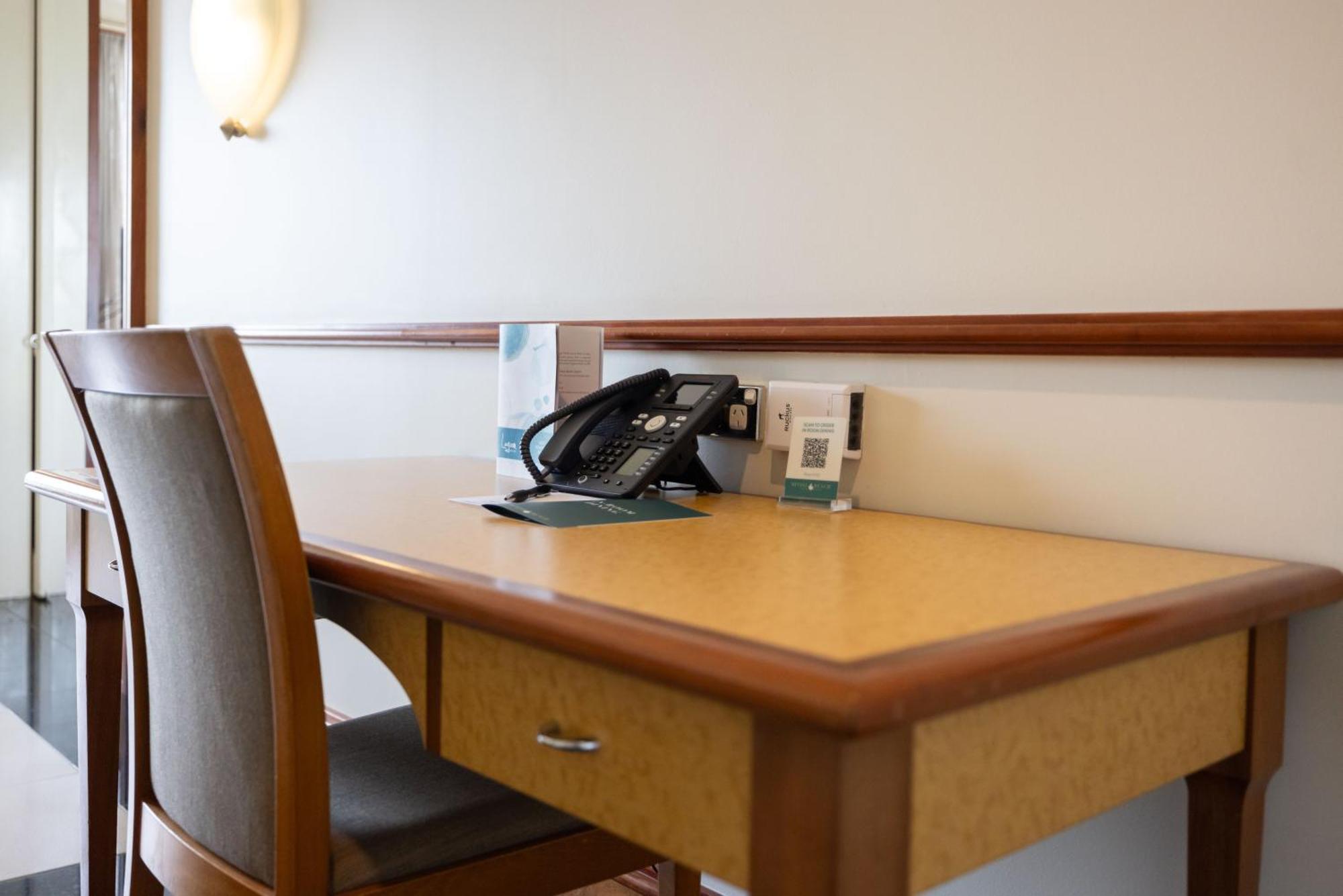 มินดิล บีช กาสิโน แอนด์ รีสอร์ต Hotel ดาร์วิน ภายนอก รูปภาพ A desk with a telephone