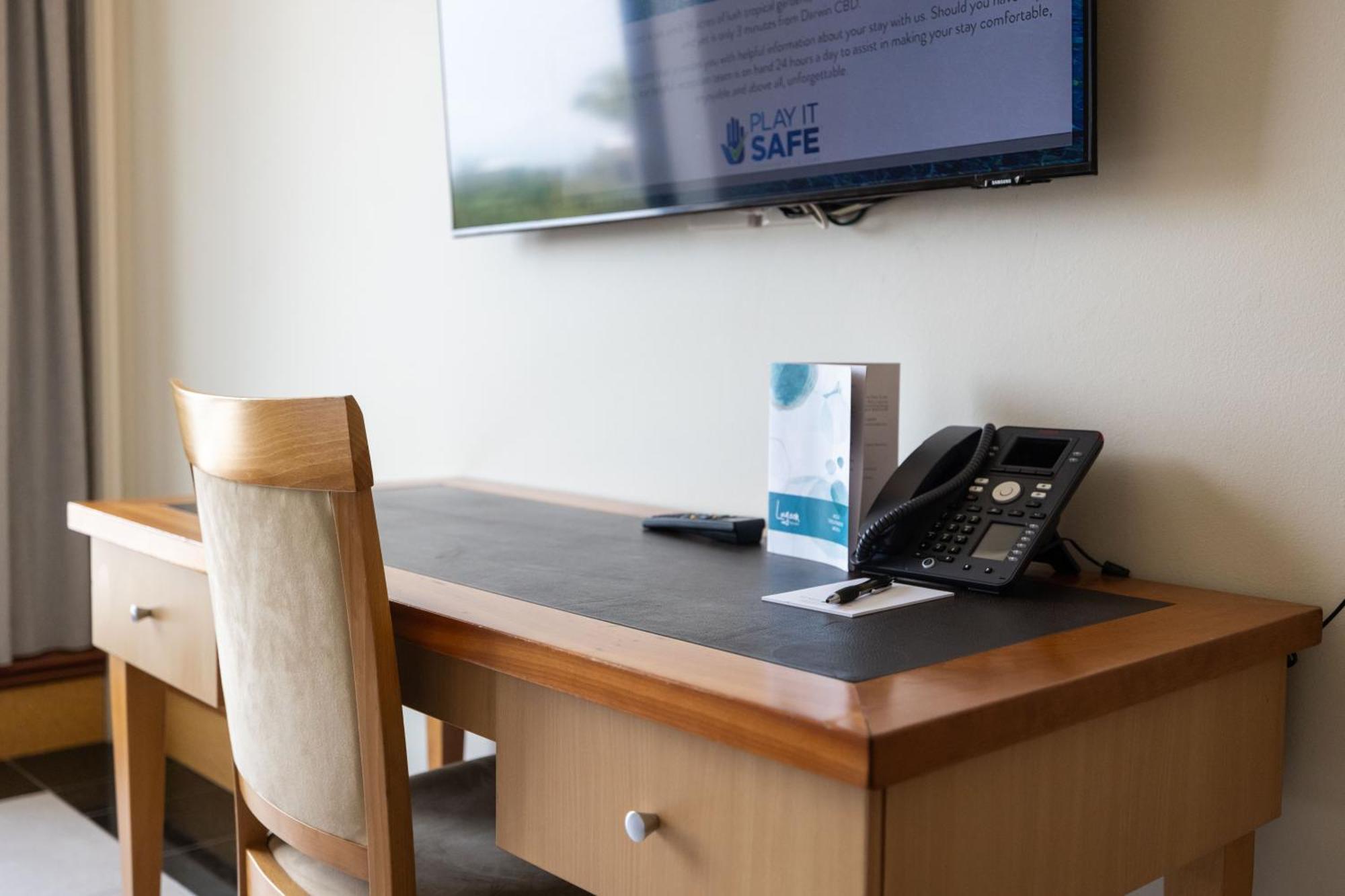 มินดิล บีช กาสิโน แอนด์ รีสอร์ต Hotel ดาร์วิน ภายนอก รูปภาพ A hotel room with a TV and telephone